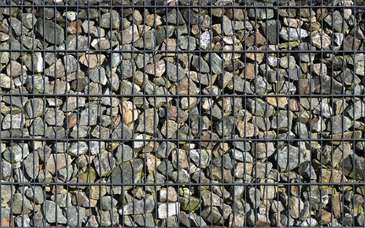 Ein Lärmschutzwall bestehend aus einer Steinmauer Ein Lärmschutzwall bestehend aus einer Steinmauer